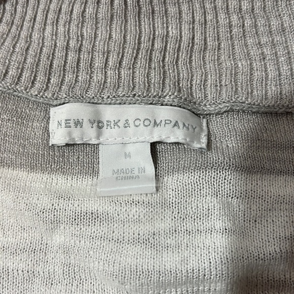 New York & Company V Neck 3/4 Sleeve White and Gray Sweater - Picture 5 of 6